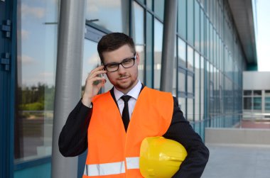 iş yerinde genç bir mühendis