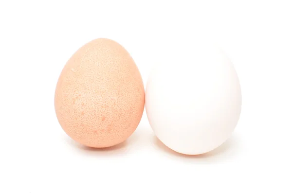 Beyaz üzerinde izole yumurtalar
