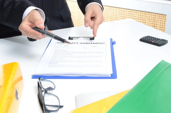 belgelerin imzalanması takım elbiseli adam