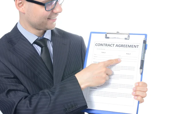 Jonge zakenman ondertekening van een contract — Stockfoto