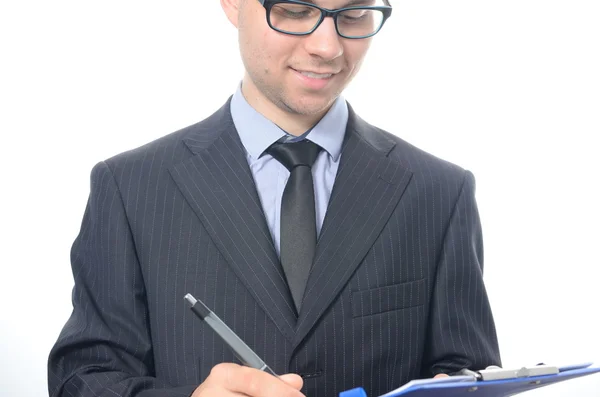 Молодой бизнесмен подписывает контракт — стоковое фото