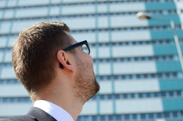 Young businessman outdoors — Stock Photo, Image