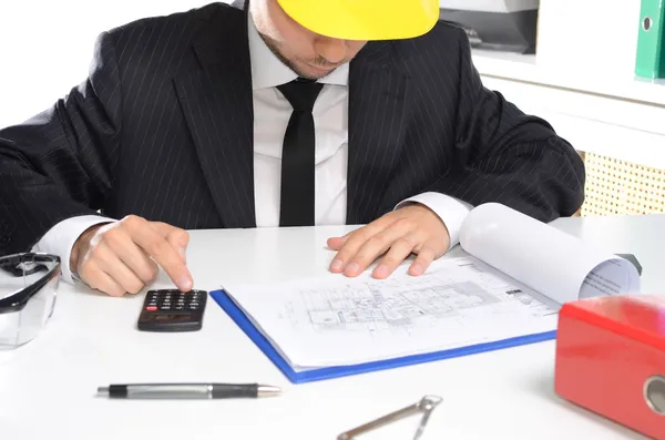 Man in suit signing documents — Stock Photo, Image