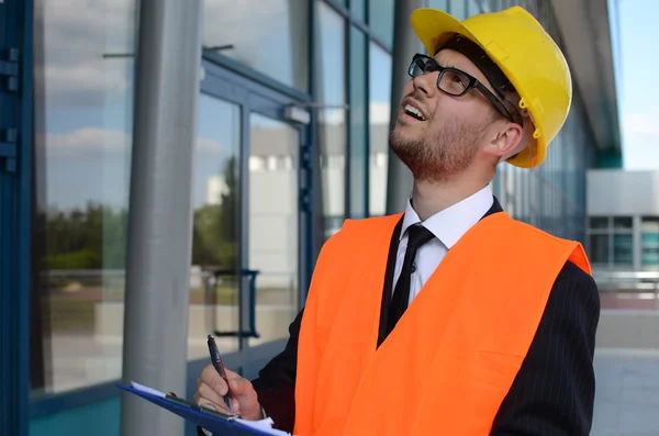 Junge Ingenieurin bei der Arbeit — Stockfoto