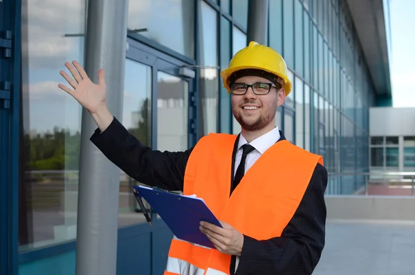 Junge Ingenieurin bei der Arbeit — Stockfoto