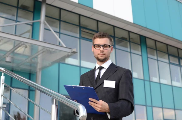 Joven empresario al aire libre — Foto de Stock