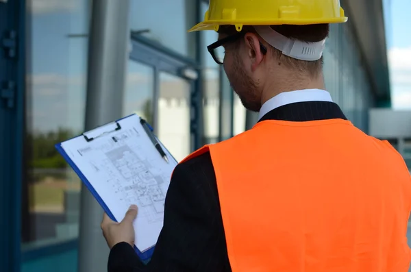 Jonge ingenieur op het werk — Stockfoto