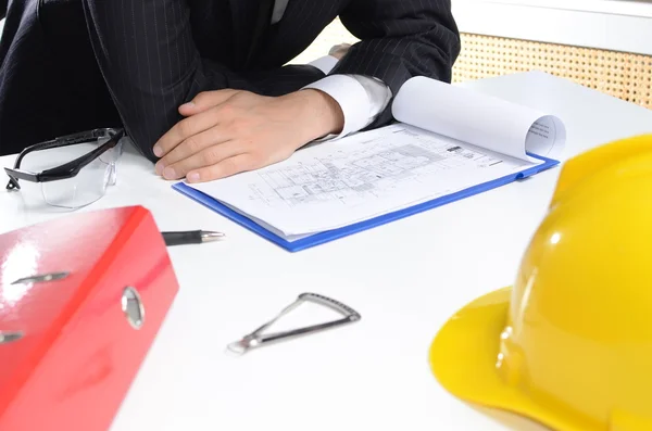 belgelerin imzalanması takım elbiseli adam