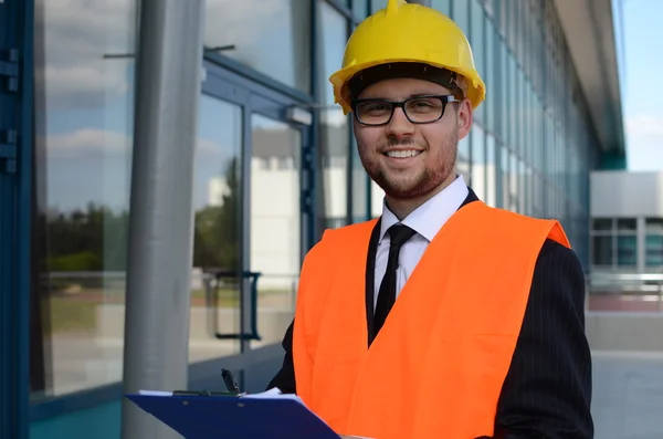 iş yerinde genç bir mühendis