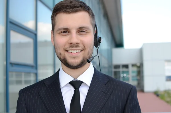 genç erkek çağrı merkezi operatörü