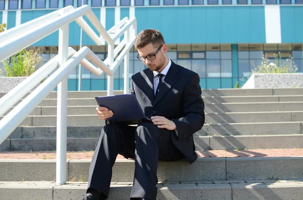 Young businessman outdoors — Stock Photo, Image