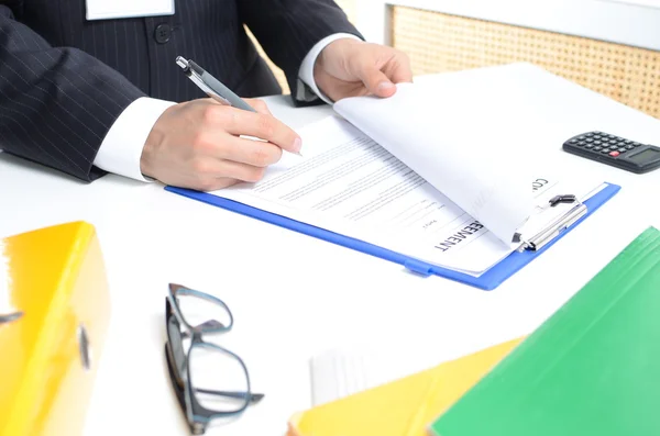 Hombre de traje firmando documentos Fotos de stock