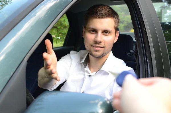 yeni bir araba almış.