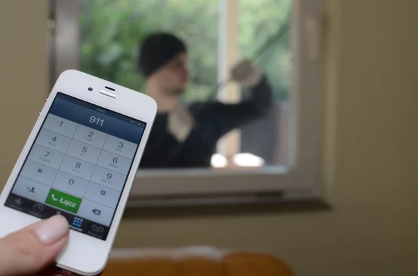 bir evin içine girmeye hırsız