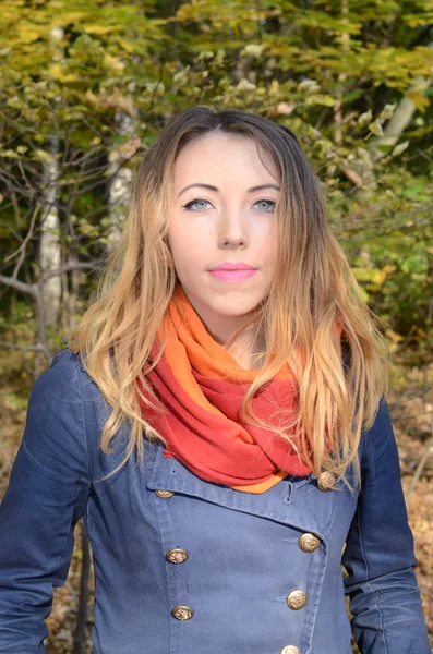 Young woman in autumn park — Stock Photo, Image