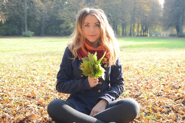 Mujer joven en el parque de otoño — Foto de Stock