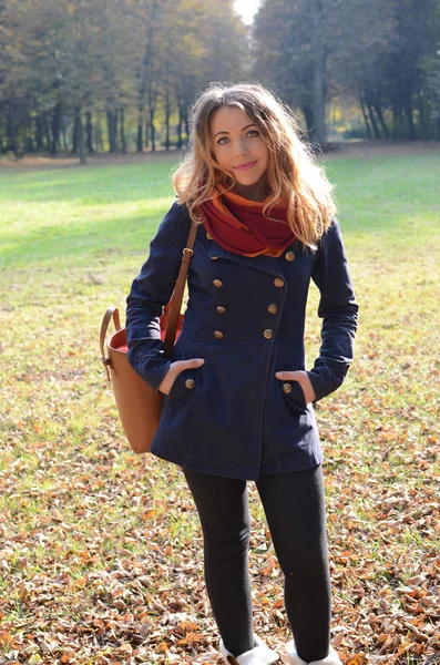 Young woman in autumn park — Stock Photo, Image