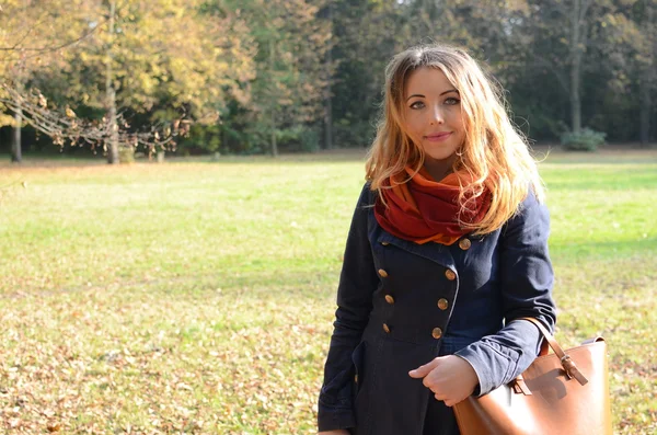 Young woman in autumn park — Stock Photo, Image