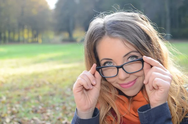 Vrouw met laptop in park — Stockfoto