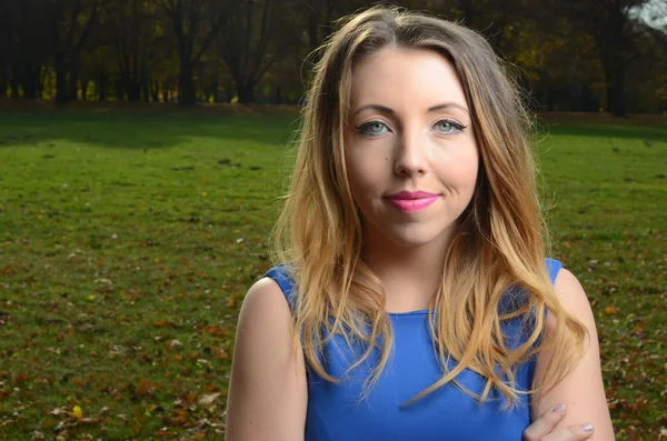 mavi elbiseli genç ve güzel kadın