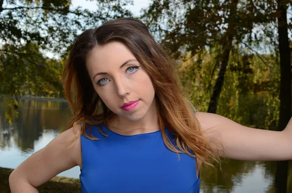 Mooie jonge vrouw in blauwe jurk — Stockfoto