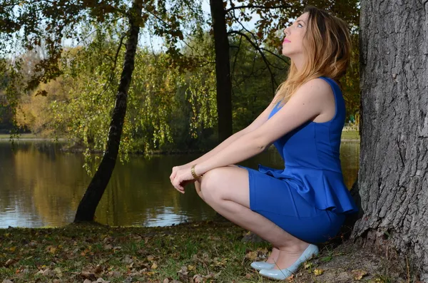 Ganska ung kvinna i blå klänning — Stockfoto