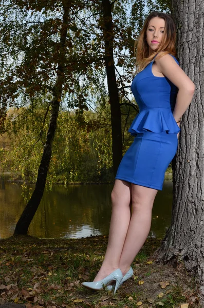 年轻漂亮的女人，穿着蓝色衣服 免版税图库照片
