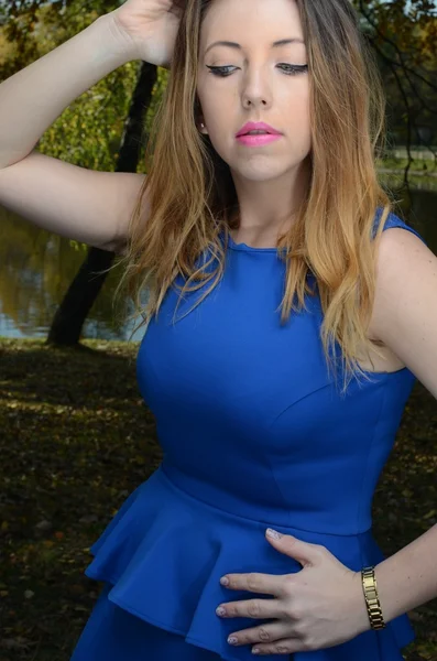 Mujer bastante joven en vestido azul —  Fotos de Stock