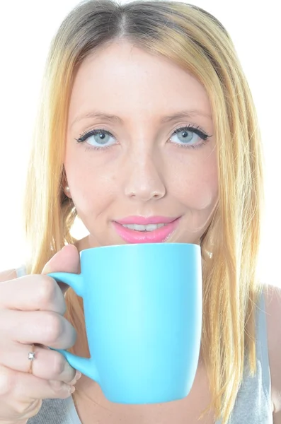 Porträt einer jungen Frau, die Kaffee trinkt — Stockfoto