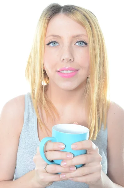 Porträt einer jungen Frau, die Kaffee trinkt — Stockfoto