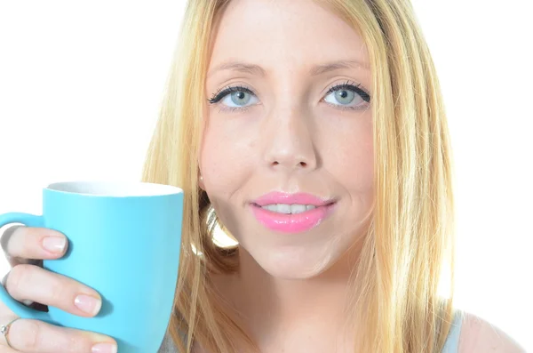 Портрет молодой женщины, пьющей кофе — стоковое фото