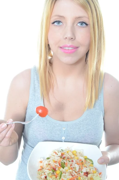 Jovem mulher comendo salada fresca — Fotografia de Stock