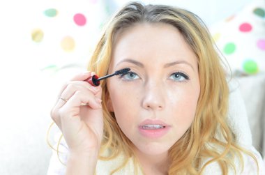 güzel bir genç kadın makyaj uygulamak