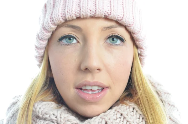 Młoda kobieta ma na sobie zimowe ubrania — Zdjęcie stockowe