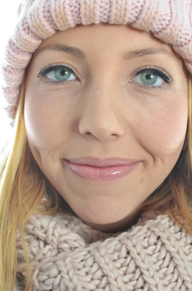 Junge Frau in Winterkleidung — Stockfoto