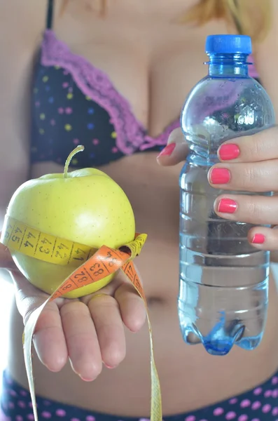 Wanita muda mengukur tubuh memegang apel — Stok Foto