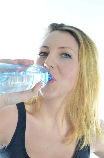 Ung kvinna med flaska vatten — Stockfoto