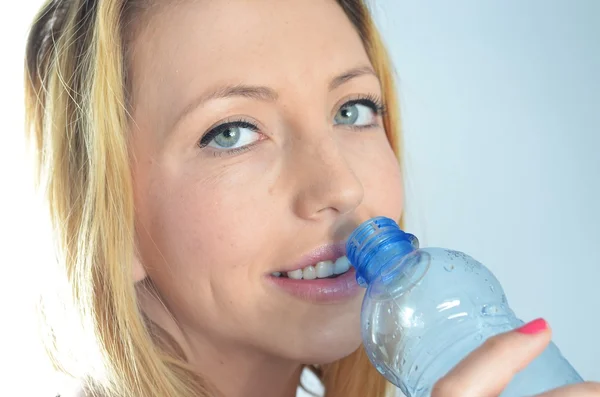 Mujer joven con botella de agua — Foto de Stock