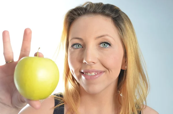 Mujer joven con manzana verde — Foto de Stock