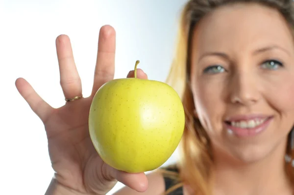 Nuori nainen vihreä omena — kuvapankkivalokuva