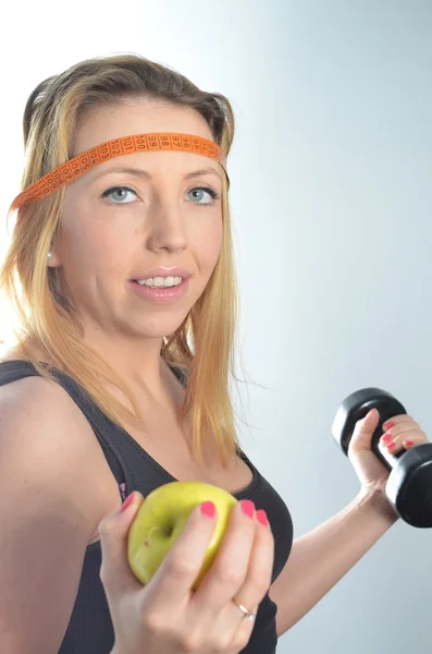 genç bir kadın elma tutan beden ölçüm