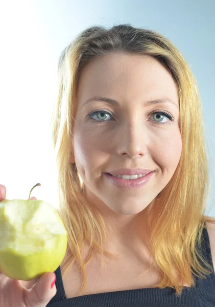 Mujer joven con manzana verde — Foto de Stock