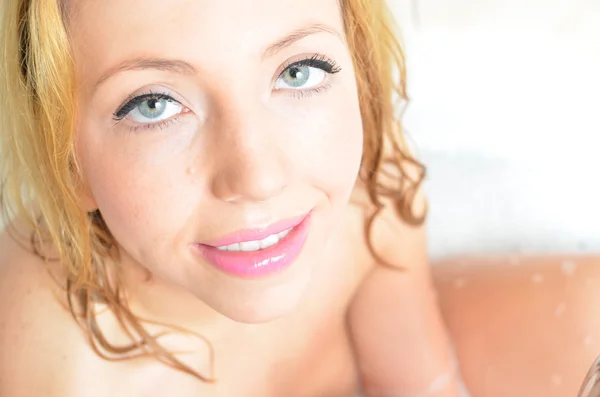 Junge hübsche Frau nimmt Bad — Stockfoto