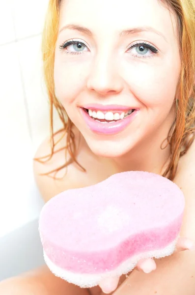 목욕하는 젊고 아름다운 여자 — 스톡 사진