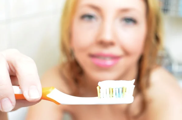 Genç ve güzel bayan banyo yapıyor.