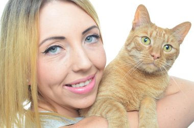 Kedili genç kadın.