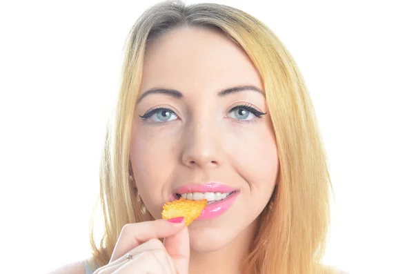 Young woman eating crisps — Stock Photo, Image