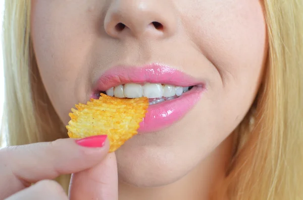 cips yiyen genç kadın