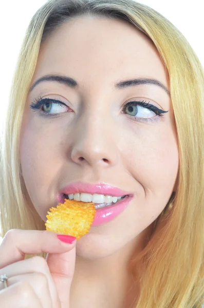 Cips yiyen genç kadın — Stok fotoğraf