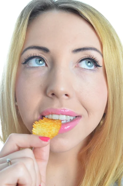 Cips yiyen genç kadın — Stok fotoğraf